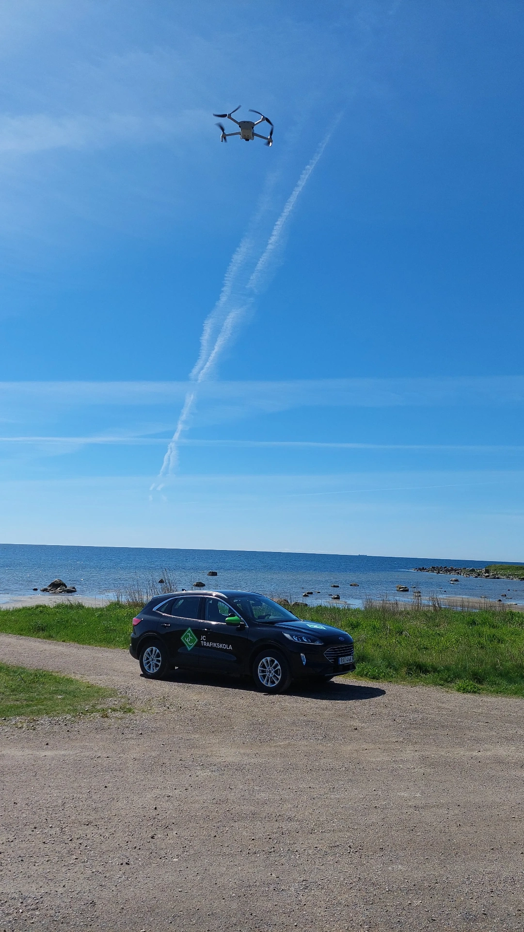 Bilen vid havet med drönare